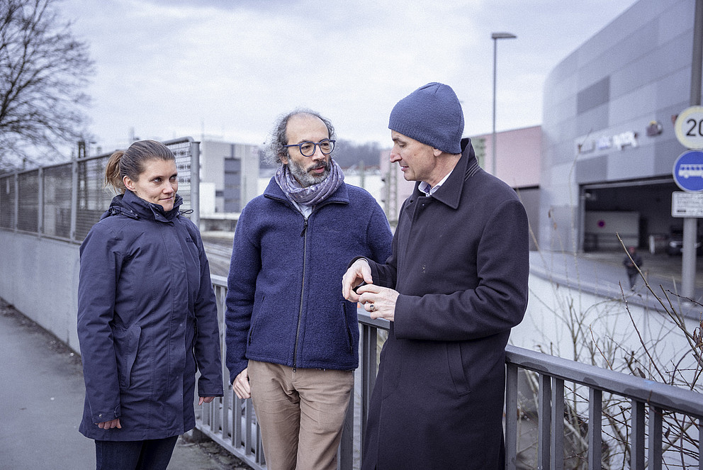 Dr. Gianluca Grimalda (mitte) mit Dr. Katharina Werner und Prof. Dr. Johann Graf Lambsdorff auf einer Brücke