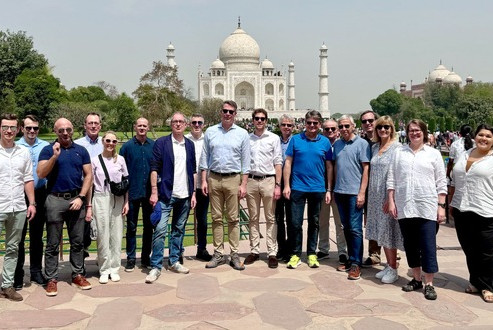 Wissenschaftsminister Blume mit Delegationsteilnehmerinnen und -teilnehmern am Taj Mahal, Foto: StMWK