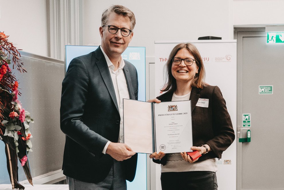 Stefanie Chabert wurde von Wissenschaftsminister Markus Blume mit dem Preis f&uuml;r gute Lehre ausgezeichnet; Foto: Matthias Leo/THA &copy;2026