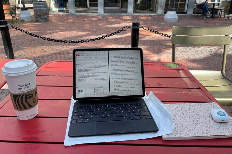 Ein Laptop an dem drauen gearbeitet wird