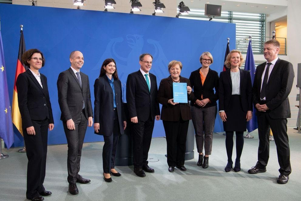 Übergabe des neuen Jahresgutachtens an Bundeskanzlerin Angela Merkel