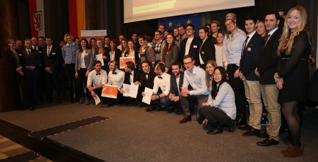 Teilnehmer*innen des 5-Euro Business Wettbewerb, ein Gruppenfoto