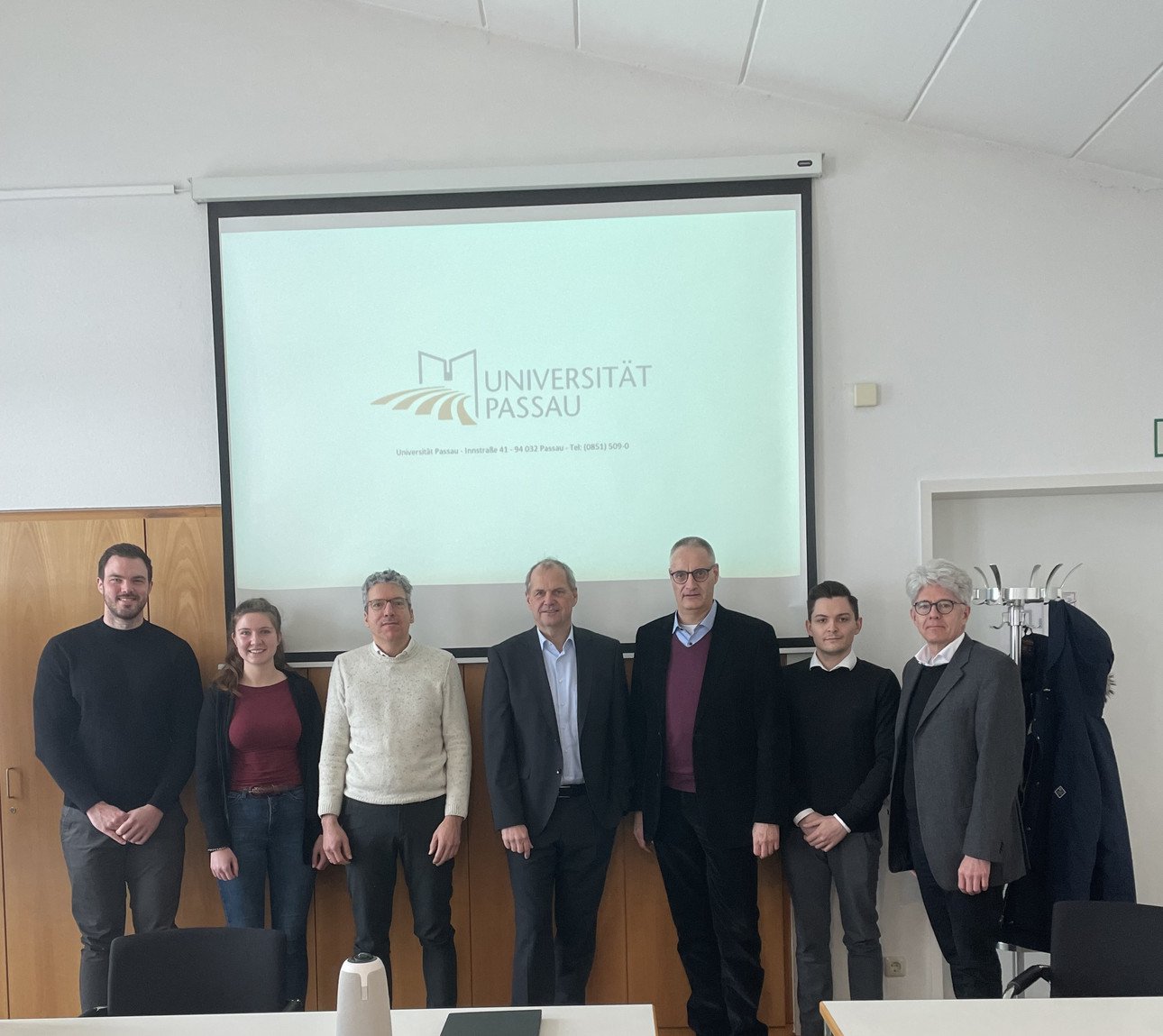 Das Lehrstuhl-Team mit Fritz G&uuml;ntzler (4.v.li.), Raimund Mader (5.v.li.) und Dr. Ferdinand R&uuml;chardt (re.)