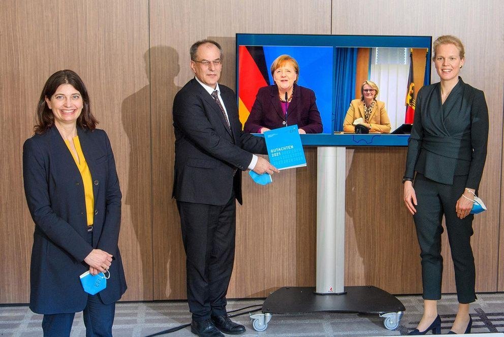 Die Expertenkommission Forschung und Innovation (EFI) bei der virtuellen Übergabe des Jahresgutachtens an Bundeskanzlerin Angela Merkel und Bundesforschungsministerin Anja Karliczek. Foto: David Ausserhofer