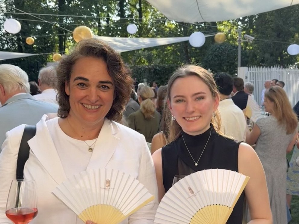 Prof. Dr. Fiedler und Fr. Sch&auml;fer