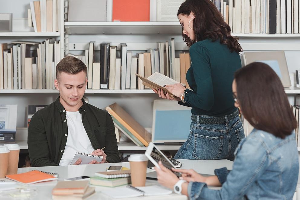 Studierende bei einer Besprechung