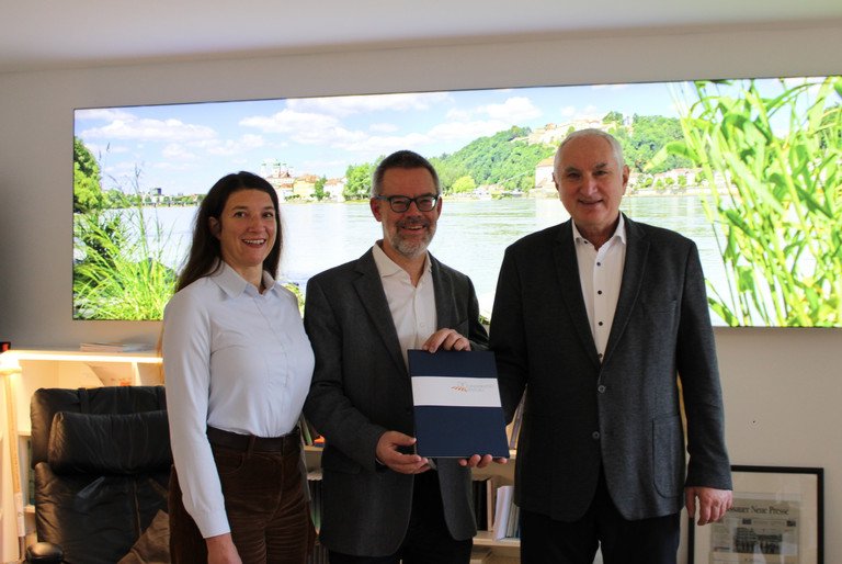 Prof. Dr. Ulrich Bartosch, Pr&auml;sident der Universit&auml;t Passau (1. v. r.), gemeinsam mit Vizepr&auml;sident Prof. Dr. Werner Gamerith, Vizepr&auml;sident f&uuml;r Transfer und interne Vernetzung mit der Querschnittsaufgabe Nachhaltigkeit, und Dr. Stefanie Wehner (1. v. l.), Leiterin der Stabstelle Klimaschutz, bei der Vorstellung der Nachhaltigkeitsstrategie, Foto: Universit&auml;t Passau.