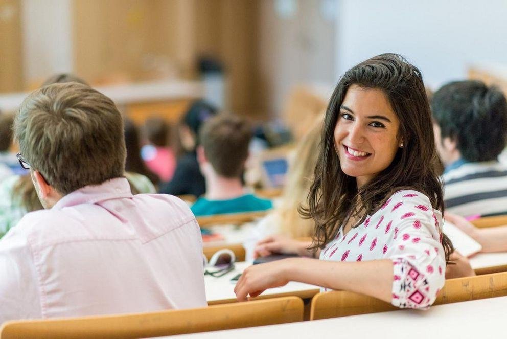 Bild von einer Studentin im Hörsaal