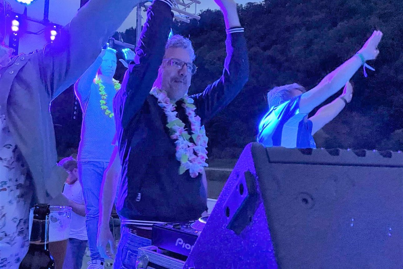 Blick zum DJ Pult bei nacht