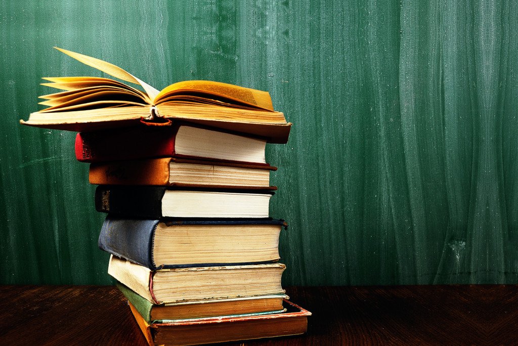 Bücher vor Tafel