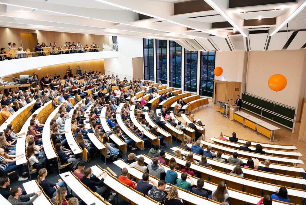 Begr&uuml;&szlig;ung der Studierenden im Audimax; Foto: Universit&auml;t Passau.