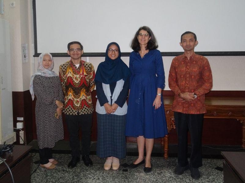 Wie kann die Politik Biolandbau in Indonesien fördern? Die Passauer Agrarsoziologin Prof. Dr. Martina Padmanabhan (2. von rechts) präsentierte die Erkenntnisse des BMBF-Forschungsprojekts IndORGANIC unter anderem Noor Avianto, dem stellvertretenden Direktor des Ministeriums für Planung und Entwicklung in Jakarta (rechts). Foto: privat