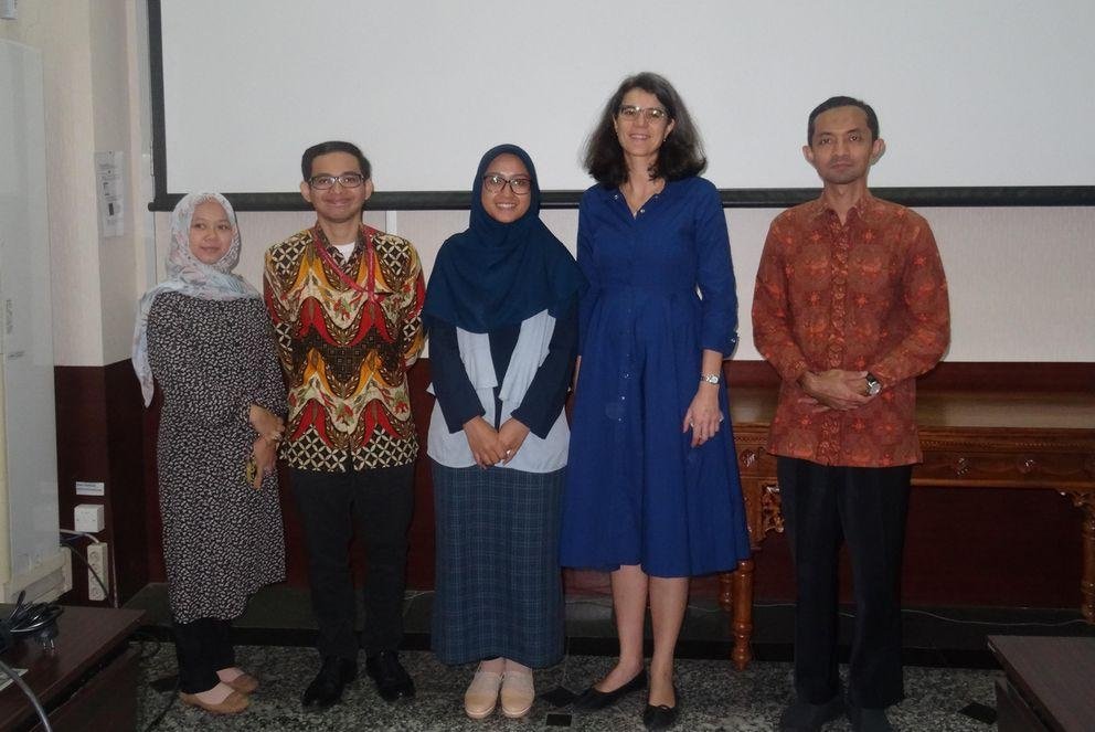 Wie kann die Politik Biolandbau in Indonesien fördern? Die Passauer Agrarsoziologin Prof. Dr. Martina Padmanabhan (2. von rechts) präsentierte die Erkenntnisse des BMBF-Forschungsprojekts IndORGANIC unter anderem Noor Avianto, dem stellvertretenden Direktor des Ministeriums für Planung und Entwicklung in Jakarta (rechts). Foto: privat