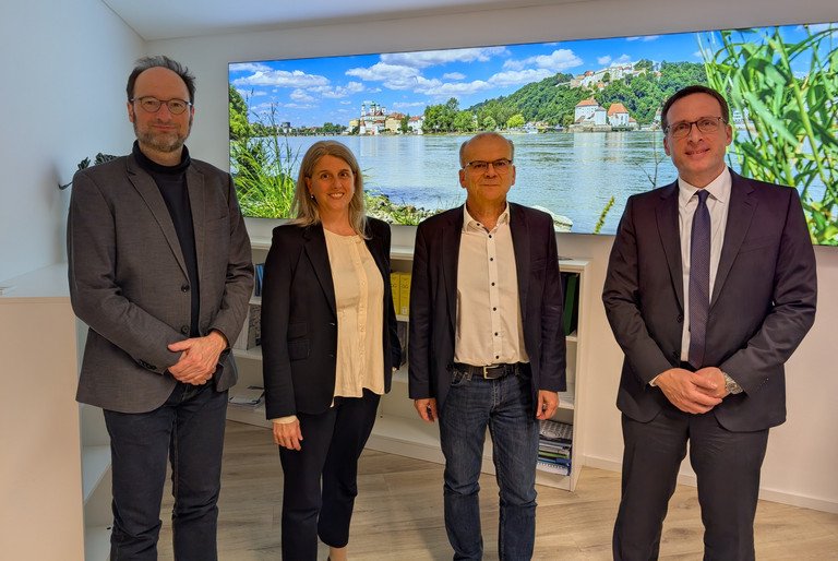 (v.l.) Vizepr&auml;sident Prof. Dr. Harald Kosch, Kanzlerin Barbara Tasch, Staatssekret&auml;r Dr. Rolf-Dieter  Jungk und Pr&auml;sident Prof. Dr. Jan Hendrik Schumann; Foto: Universit&auml;t Passau
