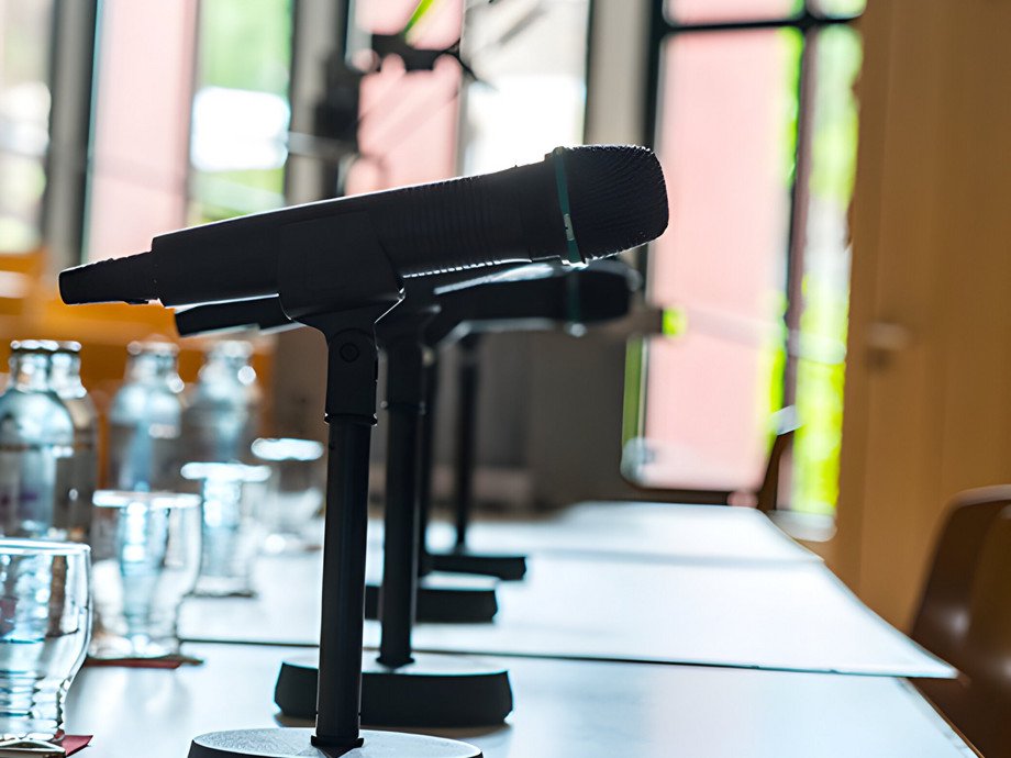 How do executives’ personalities, as reflected in the word use of these managers, affect strategic decision making and innovation in large organizations?