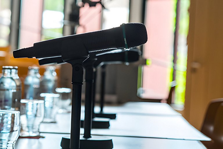 How do executives personalities as reflected in the word use of these managers affect strategic decision making and innovation in large organizations?