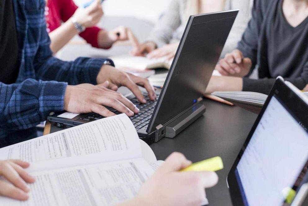 Bild von Menschen mit Laptops