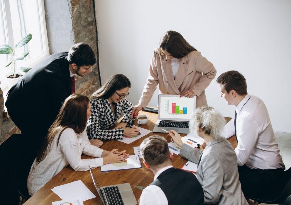 Gruppe Wissenschaftler und Wissenschaftlerinnen vor Laptop