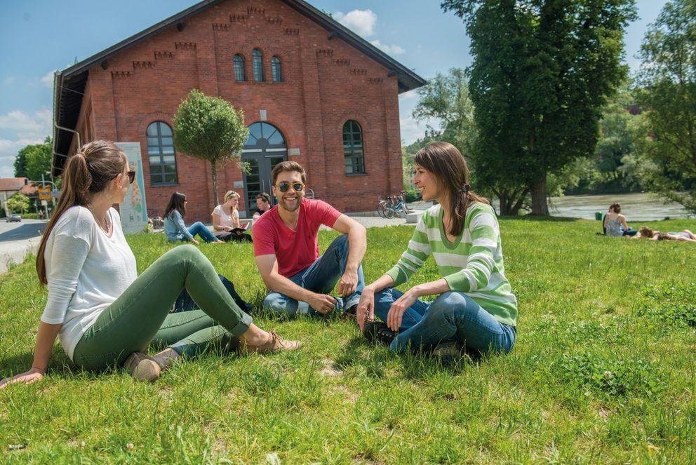 Studierende auf der Innwiese