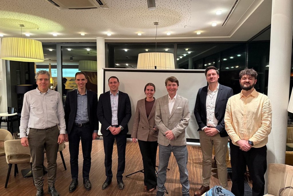 Die G&auml;ste im Cafe Diwan