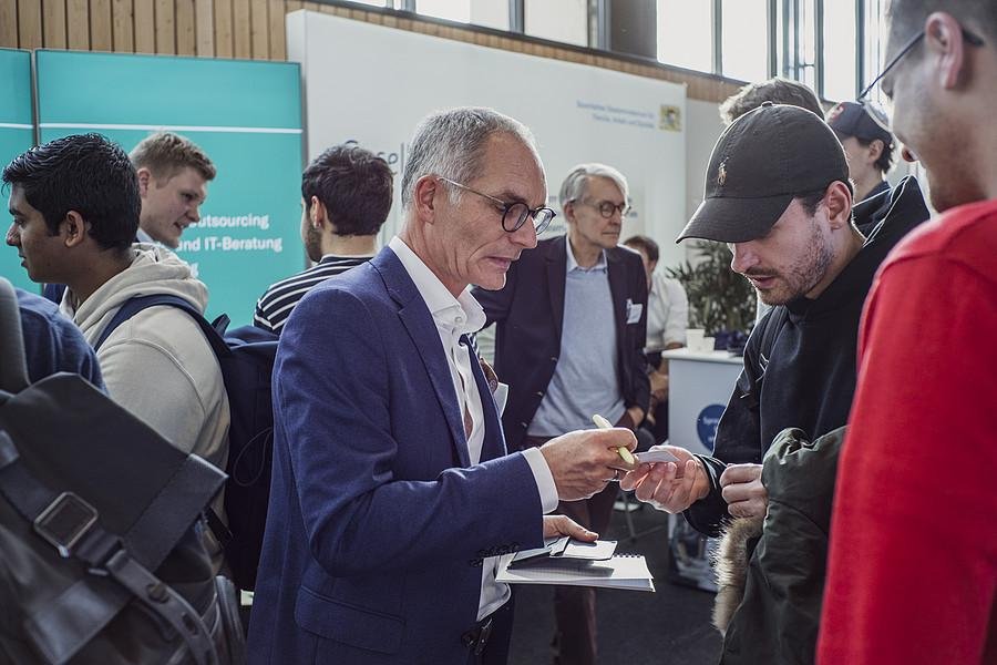 Über 2.300 Besucherinnen und Besucher kamen am 20. November 2023 zur Karrieremesse Campus meets Company ins Sportzentrum der Universität Passau. Fotos: Universität Passau 