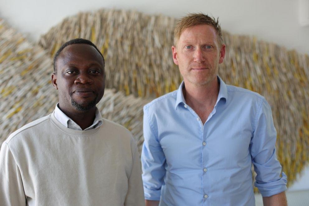 [Translate to Englisch:] Dr. Edward Asiedu (links) und Prof. Dr. Michael Grimm, Foto: Uli Schwarz, Universität Passau