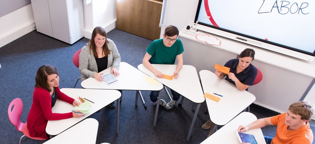 Mehrere Personen an einem Tisch