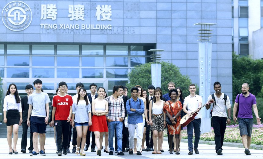 Studierende vor der UNiversit&auml;t in China