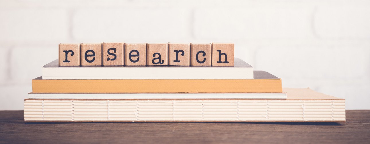 Holzbuchstaben, auf denen "research" zu lesen ist