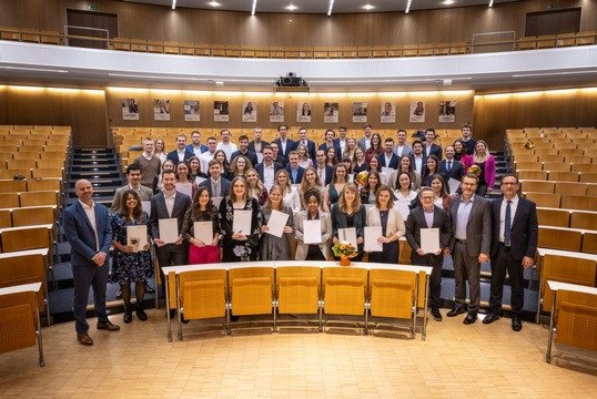 Die Absolventinnen und Absolventen der Wirtschaftswissenschaftlichen Fakult&auml;t mit Dekan Prof. Dr. Stefan Bauernschuster (li), Studiendekan Prof. Dr. Sebastian Krautheim und Vizepr&auml;sident Prof. Dr. Jan Hendrik Schumann (re); Foto: Universit&auml;t Passau