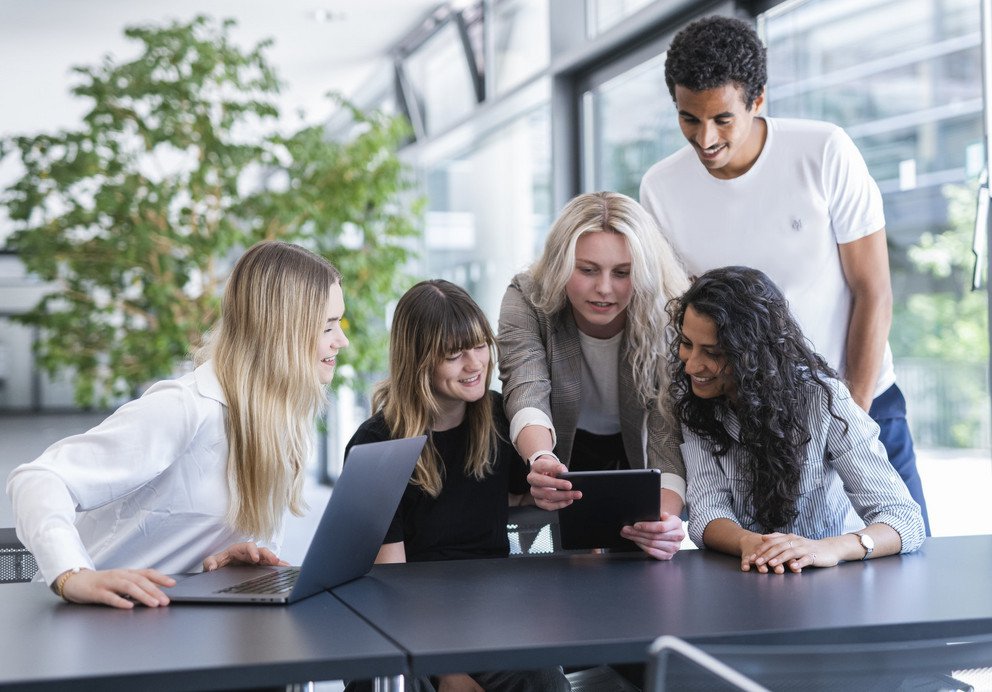 Studierende über einen Computer
