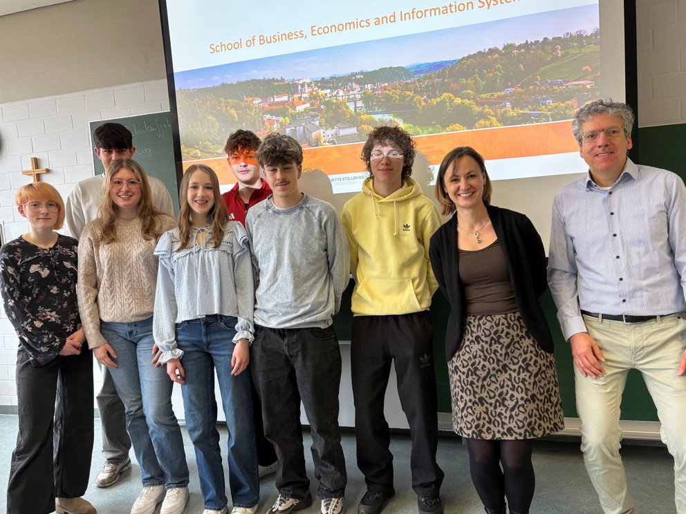 Professor Diller mit Sch&uuml;lerinnen und Sch&uuml;lern