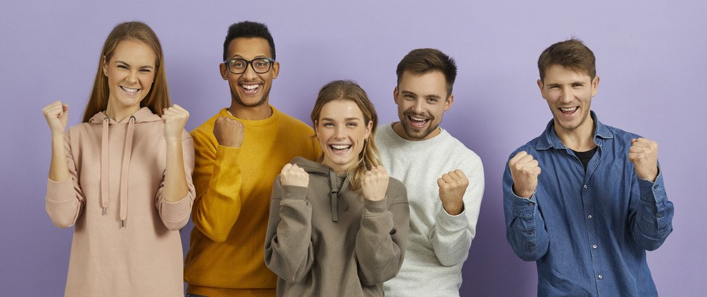 Gruppenbild Studierende lachen zusammen 
