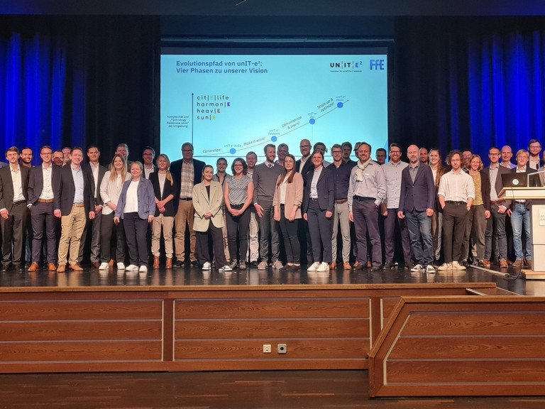 Im Projekt unIT-e&sup2; arbeiteten 30 Projektpartner zum Thema E-Mobilit&auml;t zusammen; Foto: FfE