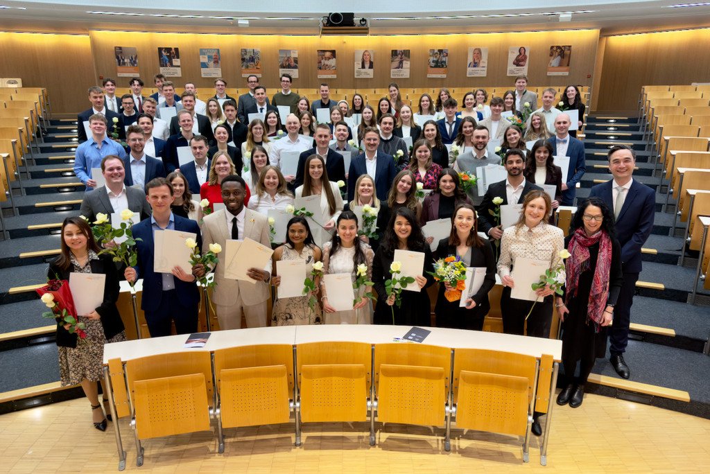 Gruppenfoto der Absolvierenden