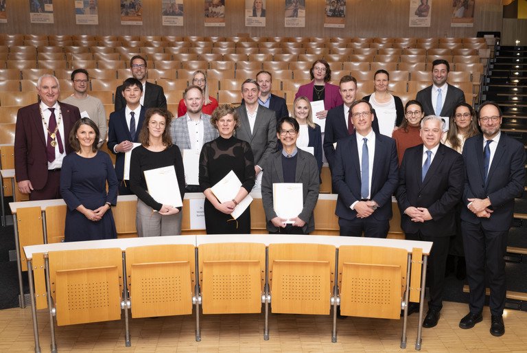 Präsident Prof. Dr. Ulrich Bartosch (2. Reihe 1.v.l.), Vizepräsidenten Prof. Dr. Jan Schumann (1. Reihe 3.v.r.) und Prof. Dr. Harald Kosch (1. Reihe 1.v.r.), Kanzler Dr. Achim Dilling (1. Reihe 2.v.r.) mit den Preisträgerinnen und Preisträgern und Festrednerin Friederike Dahns (1.Reihe 1. v.l.). Foto: Universität Passau