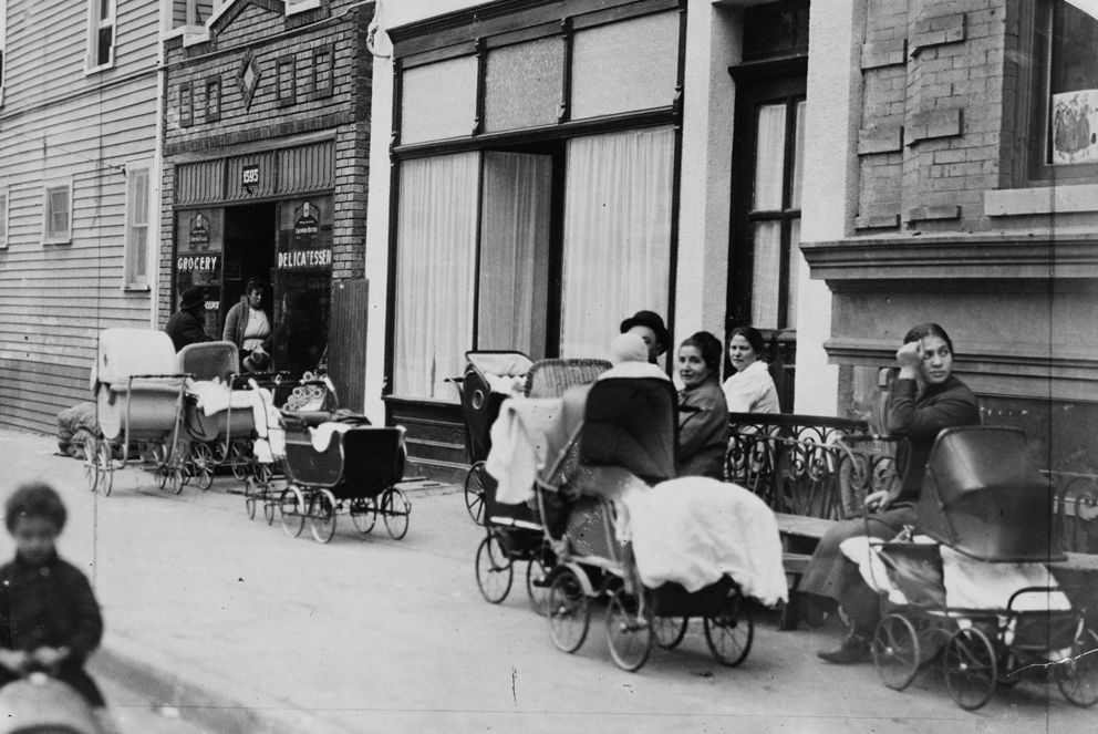 Frauen vor der ersten Klinik für Geburtenkontrolle, die die Krankenschwester Margaret Sanger 1916 im New Yorker Stadtteil Brooklyn eröffnete. Social Press Association, New York, via: Library of Congress