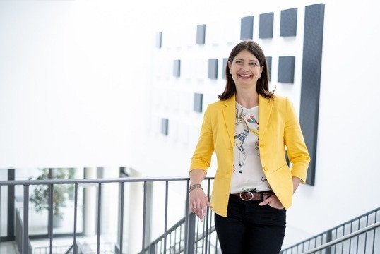 Prof. Dr. Carolin Häussler, Inhaberin des Lehrstuhls für Organisation,  Technologiemanagement und Entrepreneurship an der Universität Passau, ist zur stellvertretenden  Vorsitzenden der Expertenkommission Forschung und Innovation (EFI) gewählt worden. Foto: Universität Passau