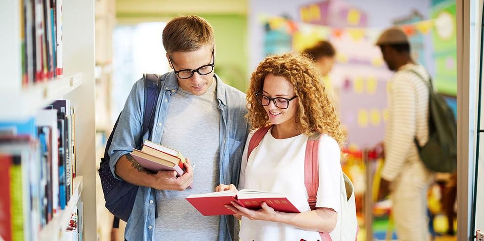 Eine Studentin und ein Student auf dem Campus Eine Studentin und ein Student auf dem Campus