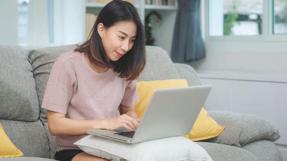 Studierende sitzt am Laptop und nimmt am Online-Spieleabend teil