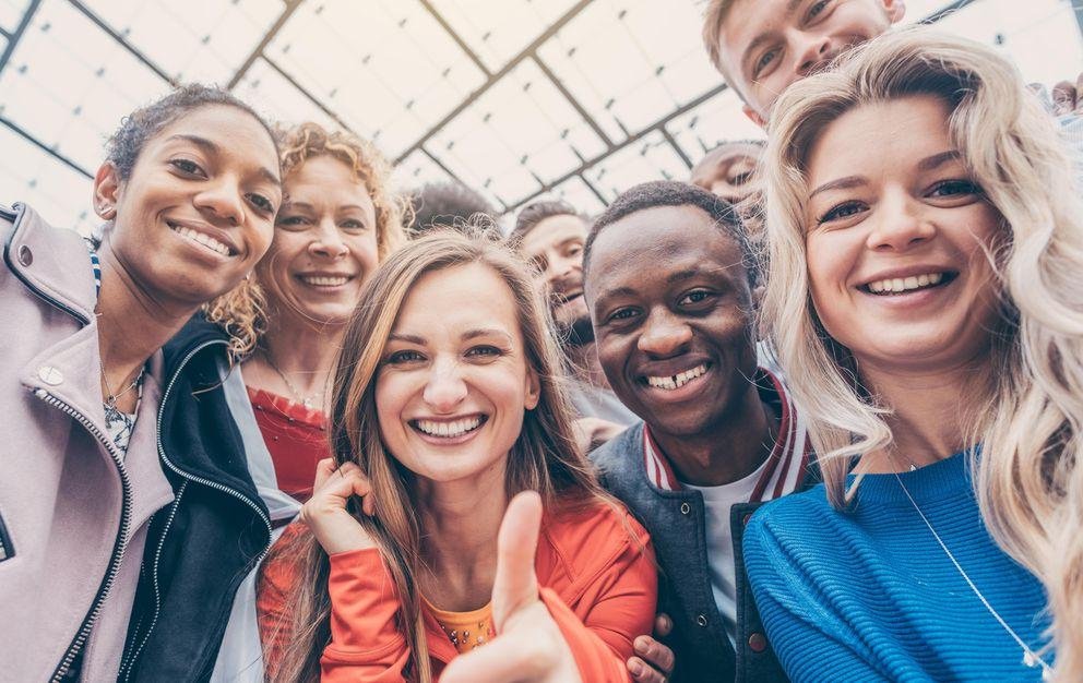 Gruppe Studierender lachend Gruppe Studierender lachend