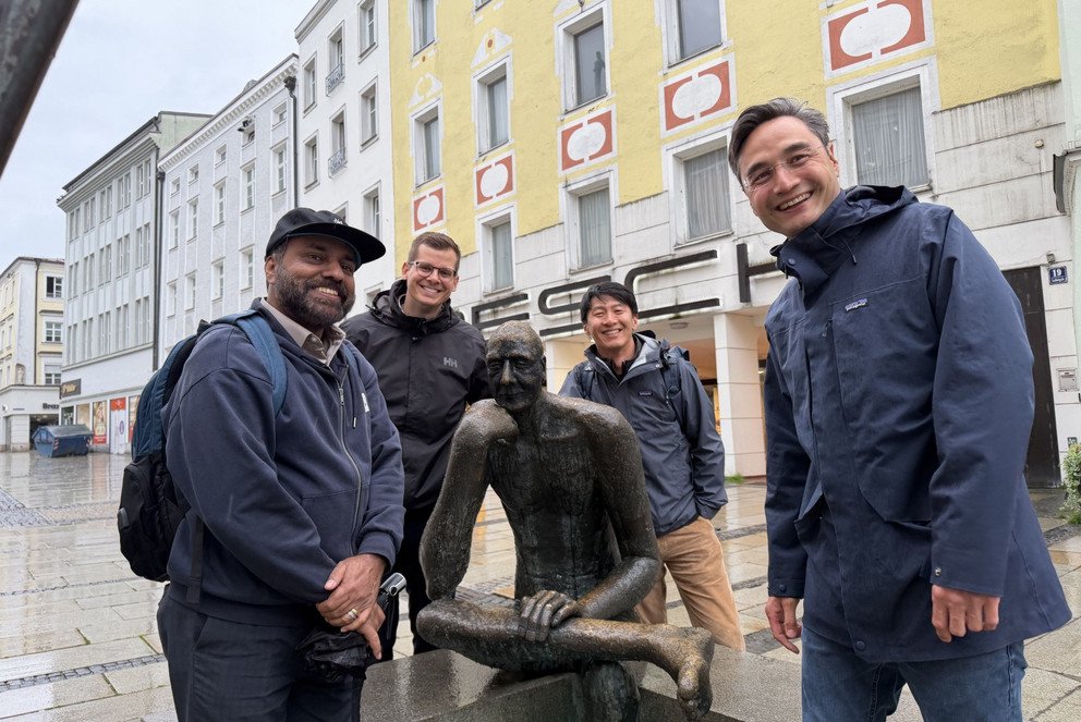 Professor Mathew am Brunnen in der Fu&szlig;g&auml;ngerzone mit Prof. Gnewuch, Prof. Gerlach und Prof. Widjaja (von links).