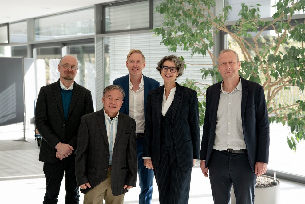 [Translate to Englisch:] Die Verantwortlichen des Studiengangs Dr. Michael Grimm (Mitte), Prof. Dr. Martina Padmanabhan (2.v.r.) und Prof. Dr. Wolfram Schaffar (l.) mit den G&auml;sten Prof. Johannes J&uuml;tting von PARIS21/OECD (r.) und Prof. Dr. Chusak Wittayapak von der Universit&auml;t Chiang Mai (2.v.l.);