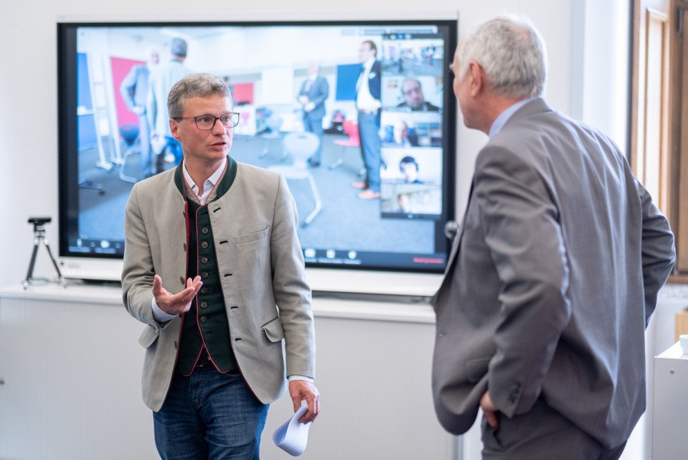Wissenschaftsminister Bernd Sibler im Austausch mit dem Pr&auml;sidenten der Universit&auml;t Passau Prof. Dr. Ulrich Bartosch