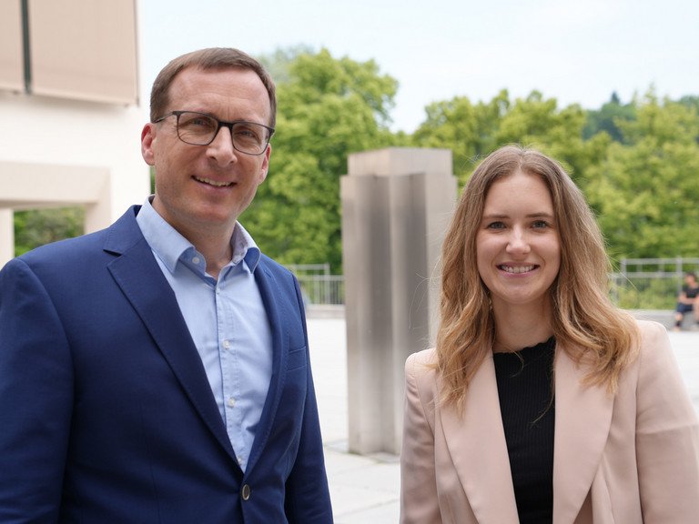 Prof. Dr. Jan Schumann und Dr. Janina Garbas. Foto: Uli Schwarz/Universit&auml;t Passau