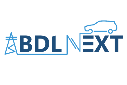 Das Bild zeigt das Logo des Projekts BDL Next. Es zeigt die Buchstaben des Projekts und einen Strommast mit einer feinen Linie, die zu einem gezeichneten Auto führt.