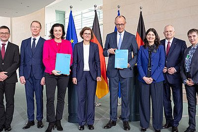 Professorin H&auml;ussler mit Kolleginnen und Kollegen