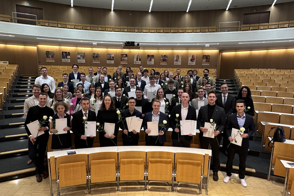 Die Geehrten der Wirtschaftswissenschaftlichen Fakult&auml;t mit Dekanin Prof. Dr. Suleika Bort und Studiendekan Prof. Dr. Thomas Widjaja Foto: Universit&auml;t Passau