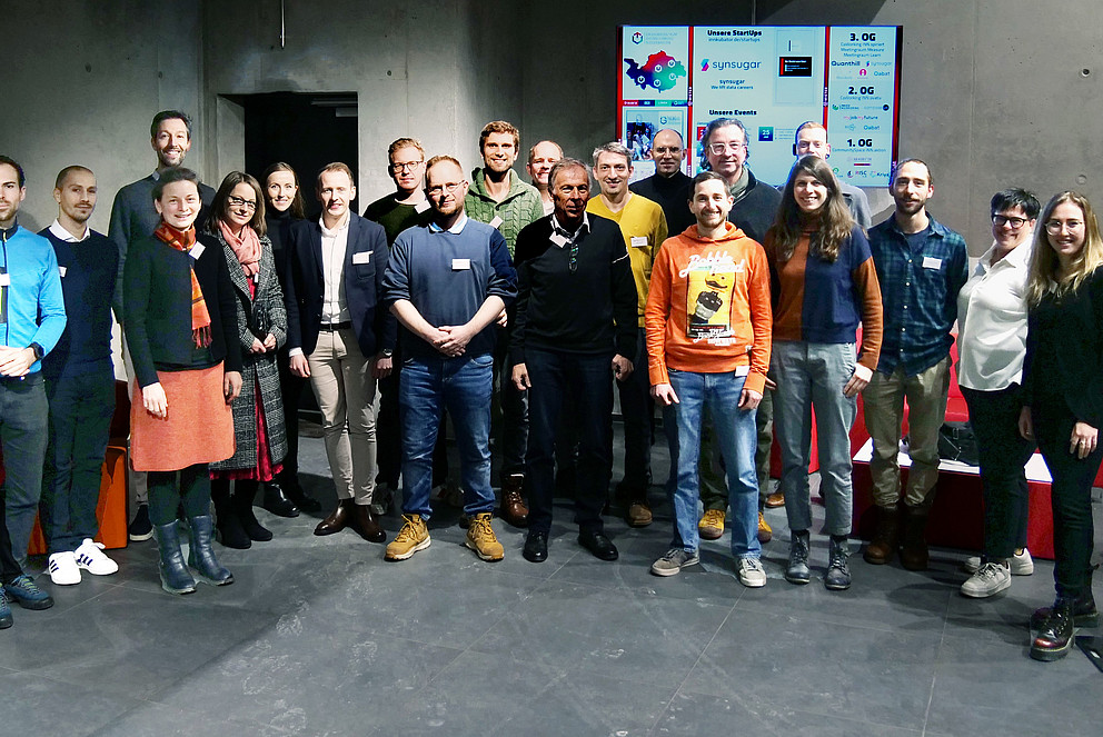 Die Teilnehmerinnen und Teilnehmer der Abschlussveranstaltung Accelerator, gemeinsam mit dem PATEC-Team der Universität Passau und Wirtschaftsexpertinnen und -experten sowie den Mentorinnen und Mentoren. Foto: Universität Passau.