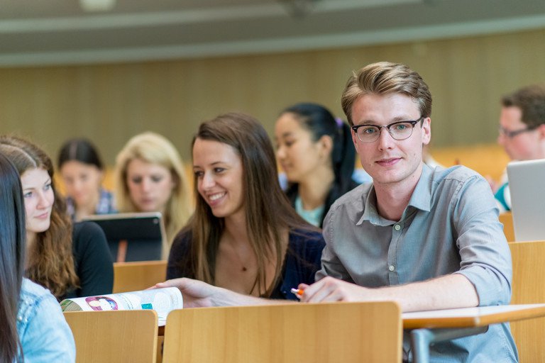 Dekoratives Bild der Kachel 'Lehramt Wirtschafts- wissenschaften'